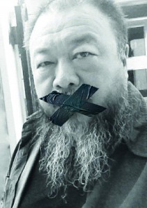 Von uns abgeändertes Selbstbildnis von Ai Weiwei, das er vor Gericht in Beijing am 27.09.12 aufgenommen hat