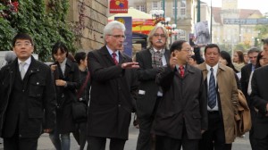 Kassels OB und der chinesische Botschafter Shi Mingde werden vom stillen Protest begleitet.