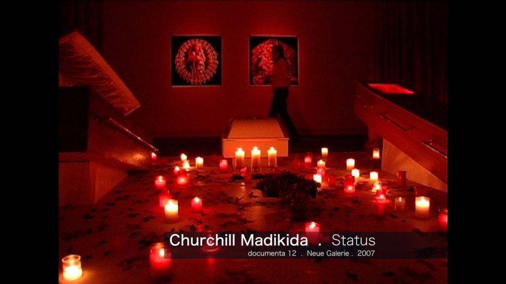 Churchill Madikida - Status mit zwei aufgeklappten Särgen