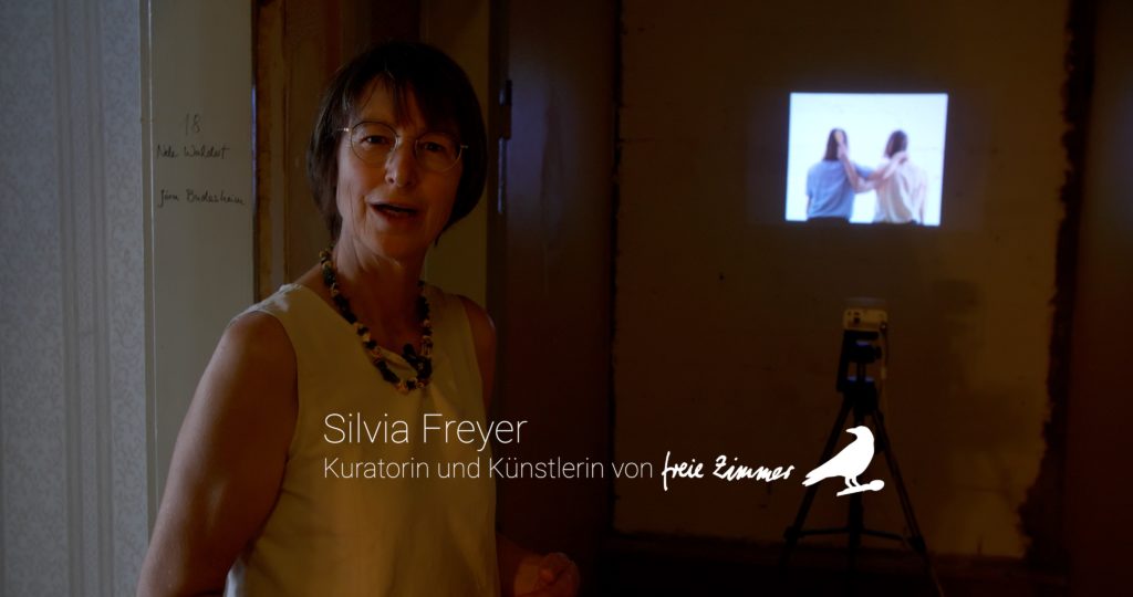 Silvia Freyer stellt die Videoarbeit von Anja Vogel vor